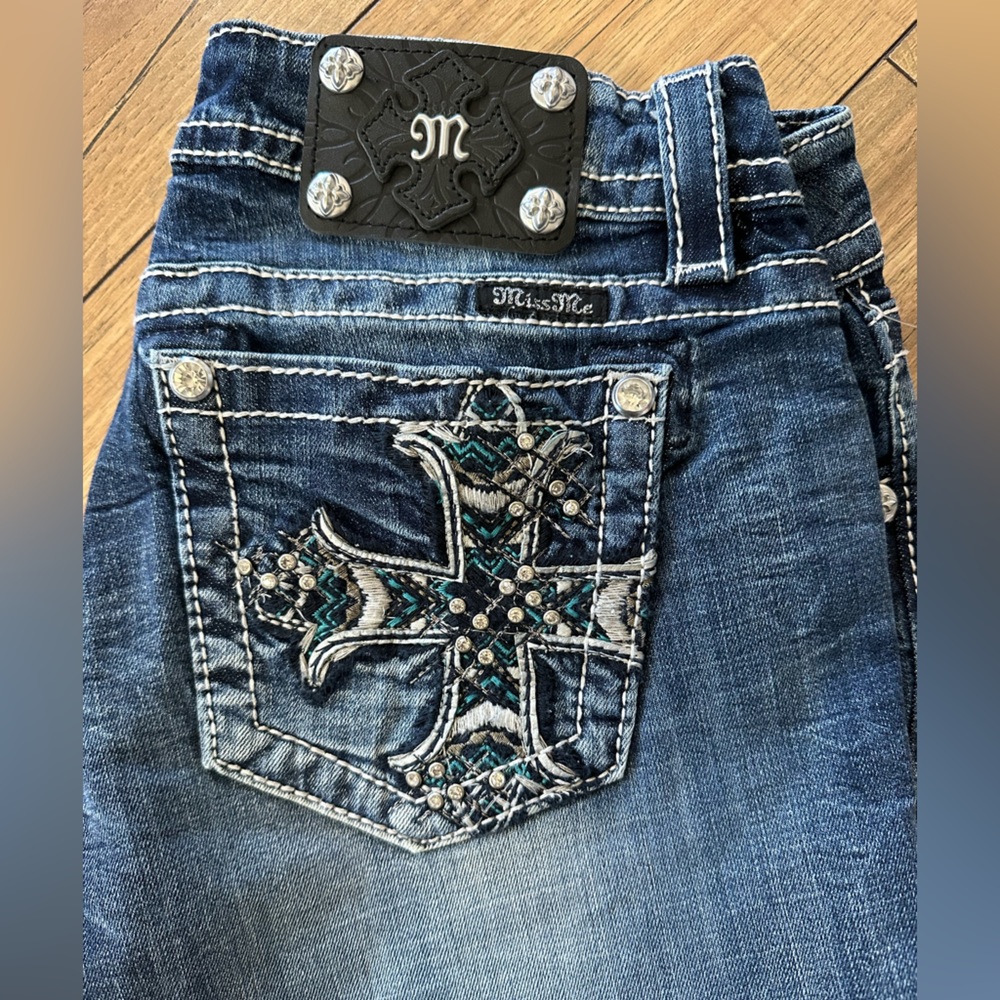 ⚡️ BNWT Miss Me Signature Cuffed Capri Cross and Teal  Size 30